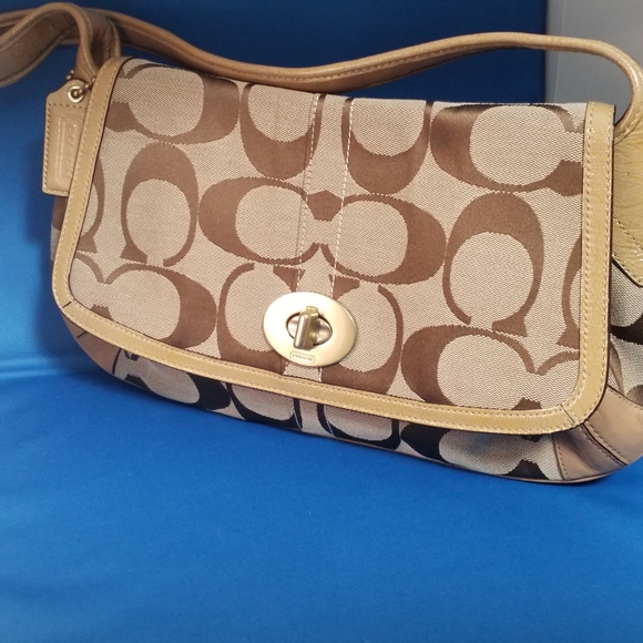 Coach Signature Classic Shoulder Bag - Picture 1 of 6
